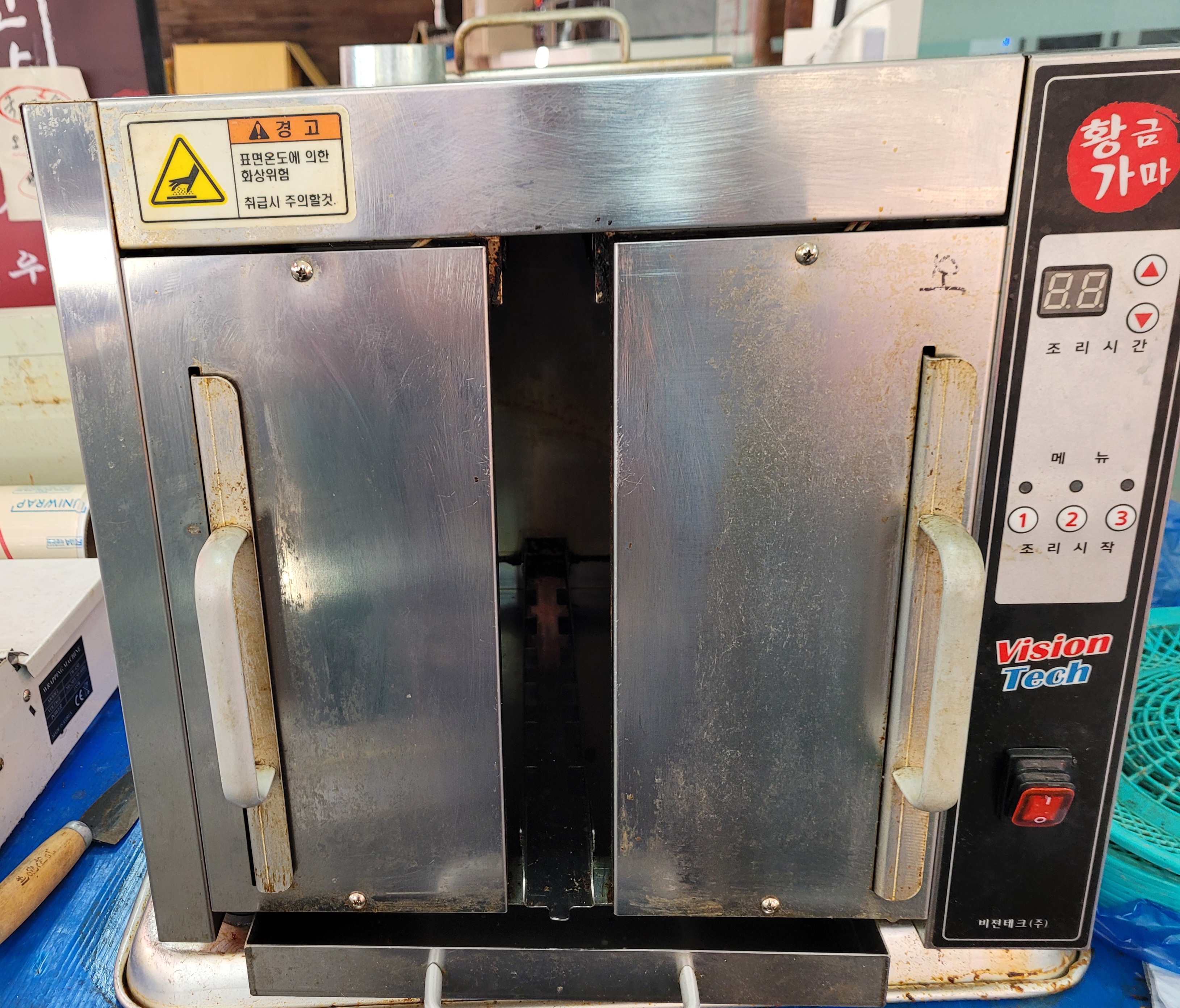 예스그릴 업소용 웰빙 근적외선 오븐구이기 입니다.양옆가열방식 (조리시간단축)모델명 : YG-G4사이즈 : 가로520 *폭420 *높이520석쇠크기: 330*400mm소비전력 : 220V/60Hz새제품 구입해서 몇개월 사용안했습니다.생선구이용으로 사용했었구요.제품은 육거리시장내에 있습니다.※ 검색창에 예스그릴 YG-G4 치면 자세한 ㅔㅔ