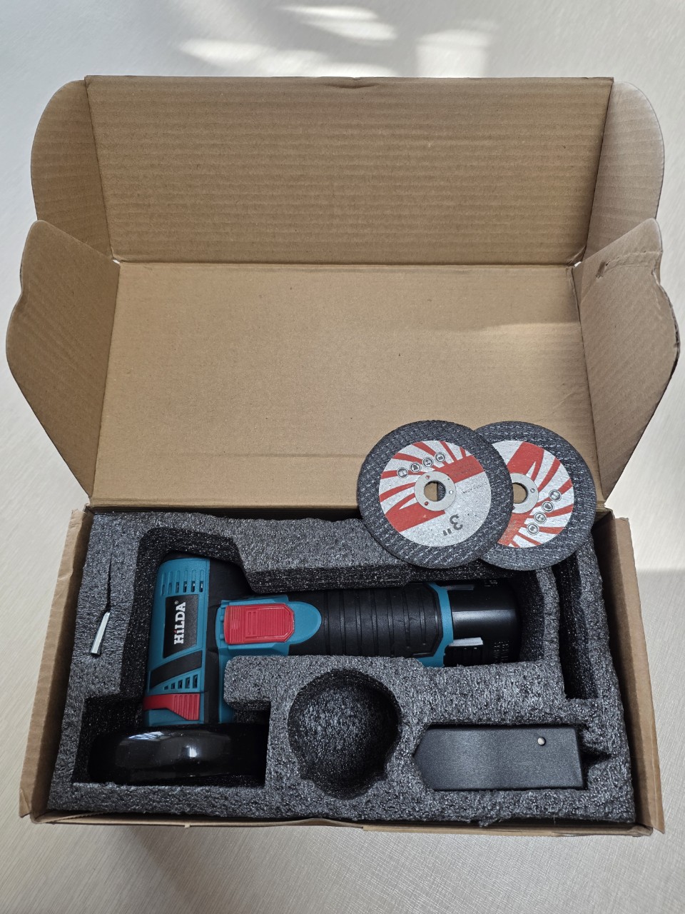 전동그라인더 수리브러시 모터다이아몬드 새제품충전 전동그라인더 판매합니다. 수리용 브러쉬와 모터 다이아몬드도 같이 드립니다. 사진 보시고 필요하신 분은 연락주세요! 문의 없으시면 바로 안전결제해주시면 됩니다!