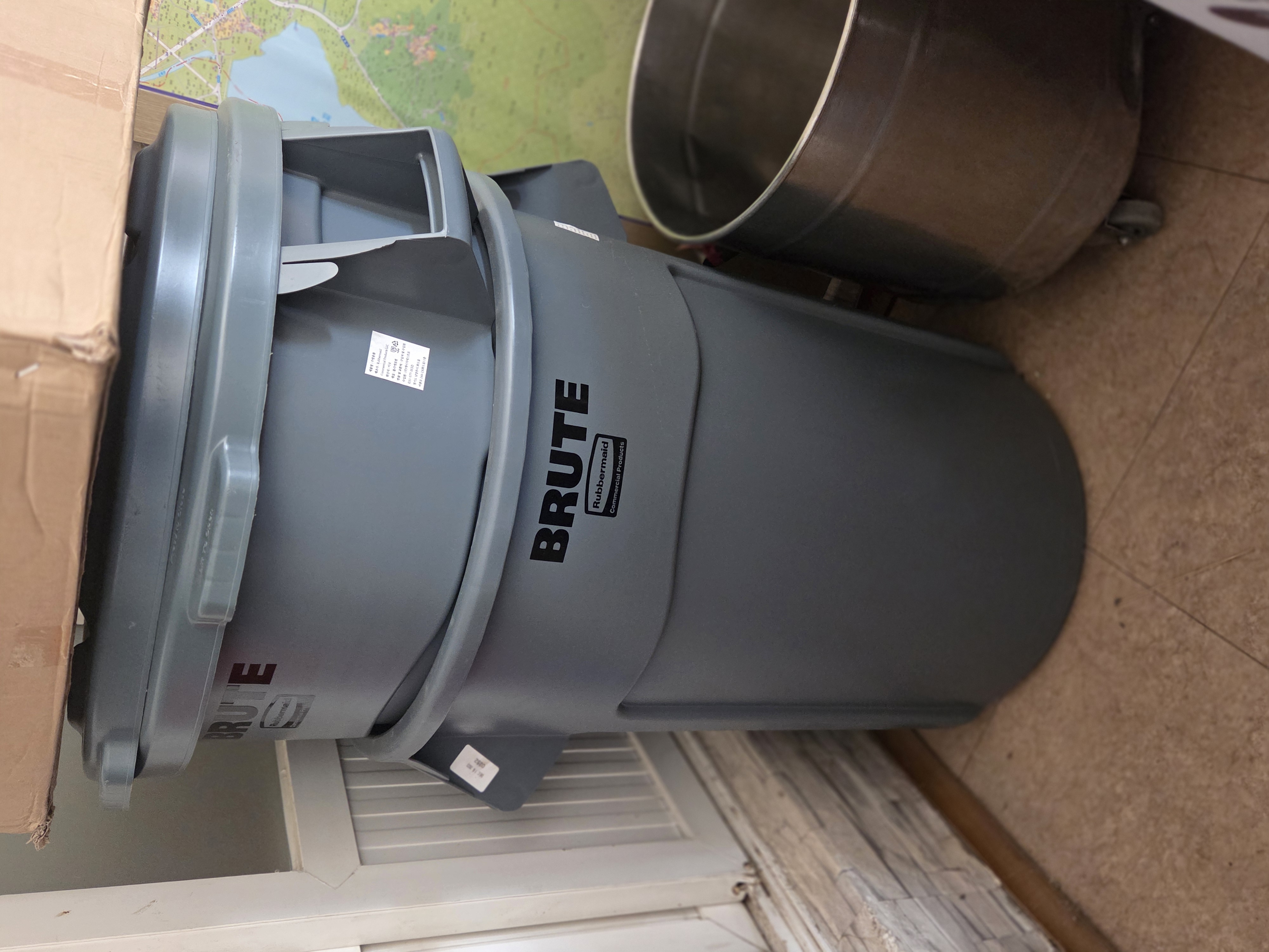 러버메이드 부루트 컨테이너(208L)