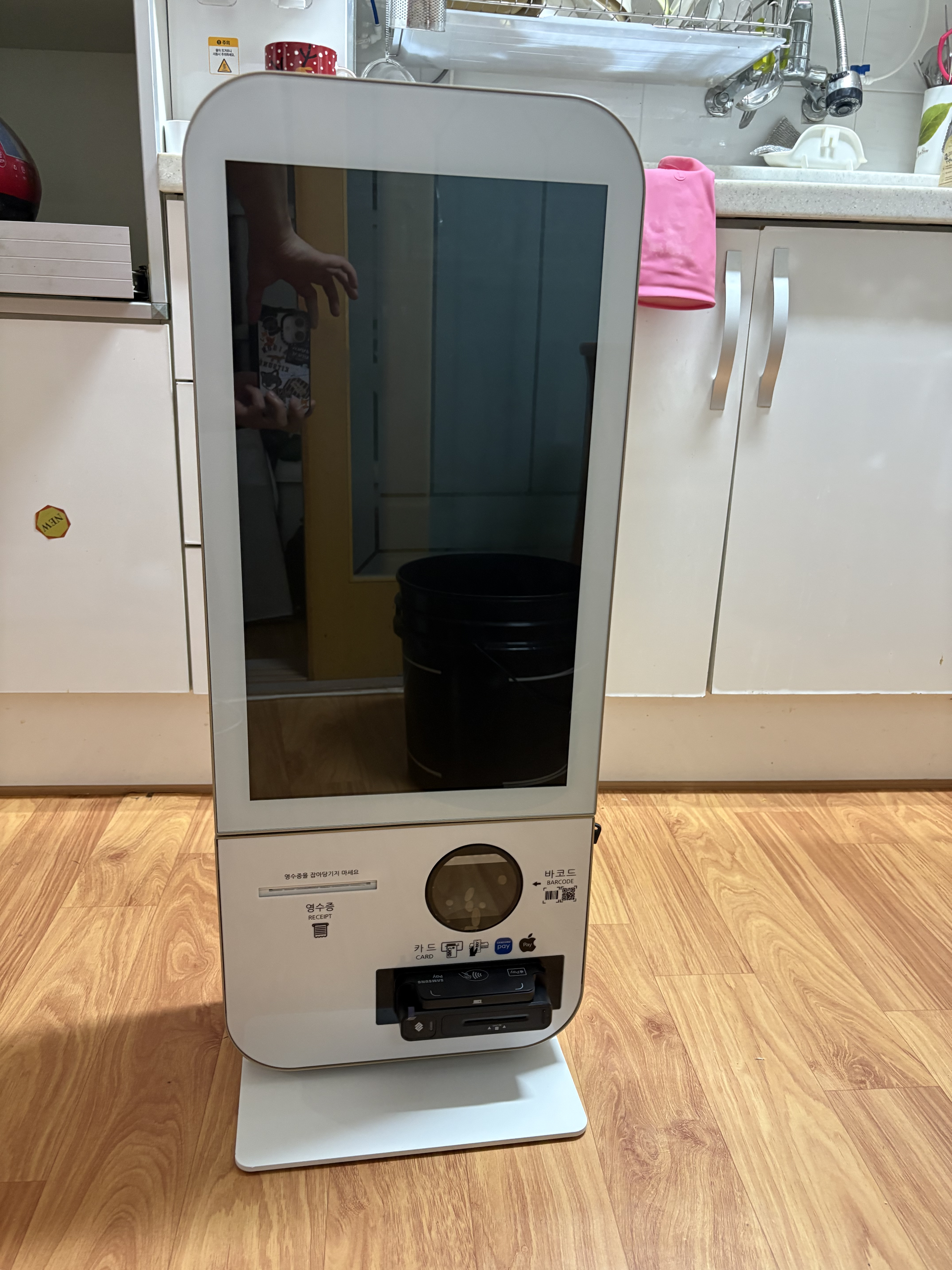 오더퀸 키오스크 거의 새거 판매합니다