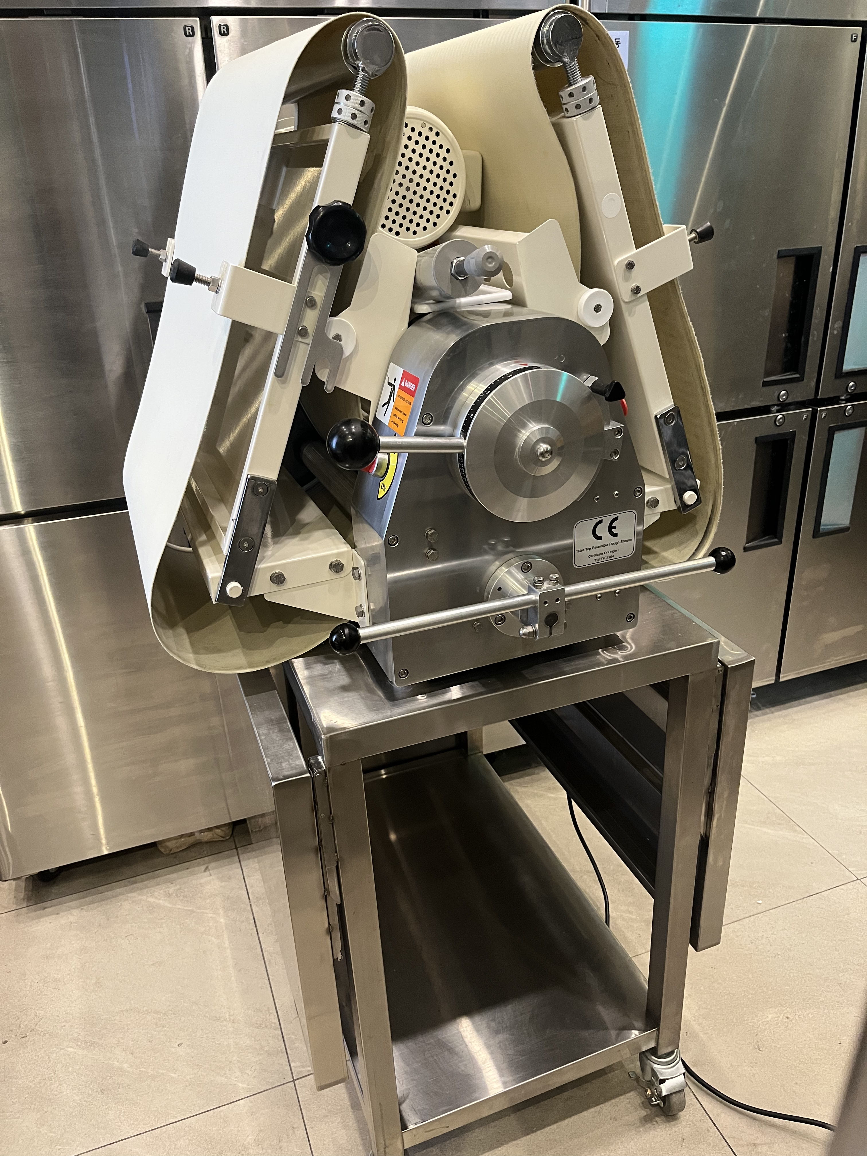 통옌 탁상형 파이롤러 450A + 접이식 이동형 테이블 판매합니다.