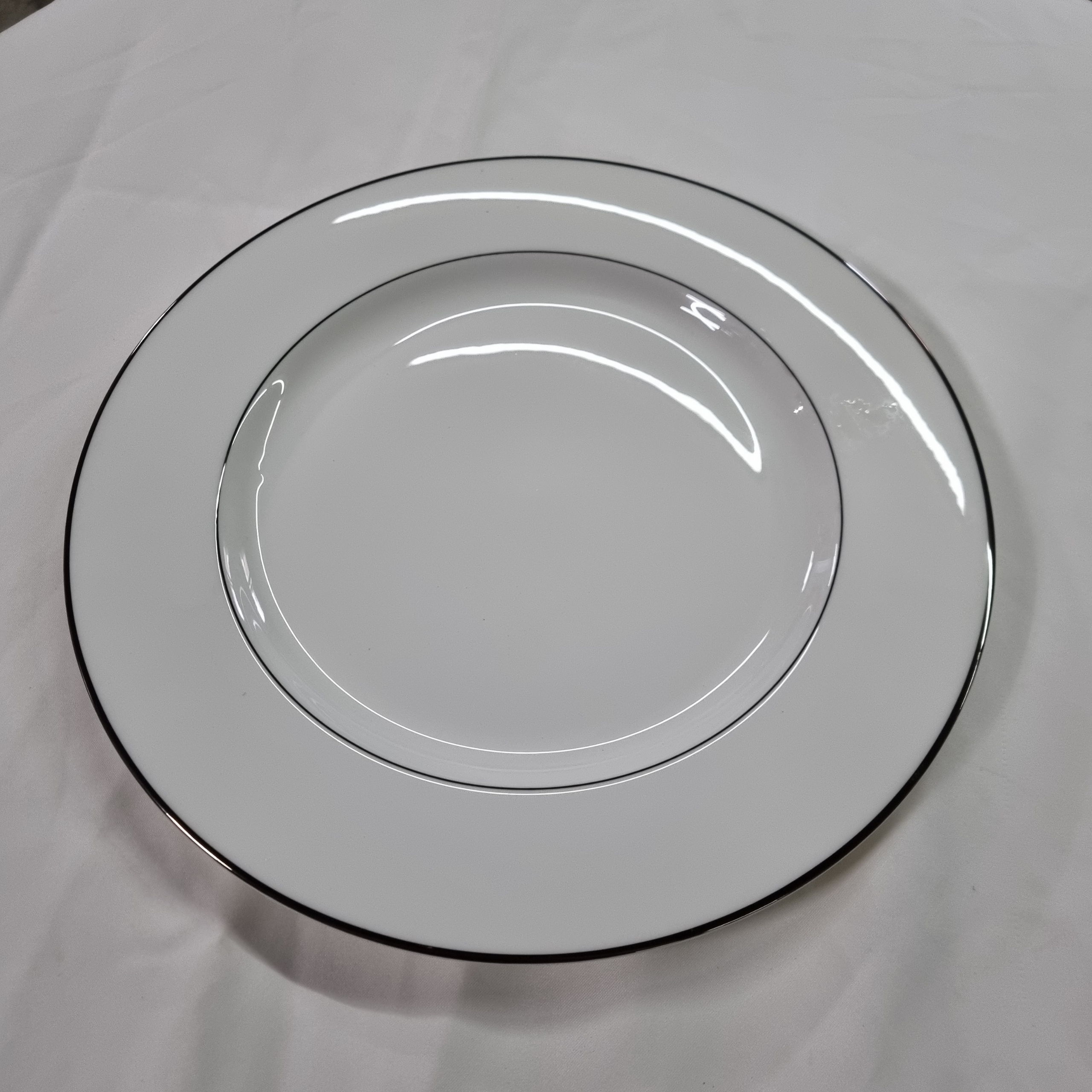 새상품/박스채) 한국도자기 파인 본차이나 실버라인 대형 접시 31cm새상품/박스채) 한국도자기 파인 본차이나 실버라인 대형 접시 4개31cm