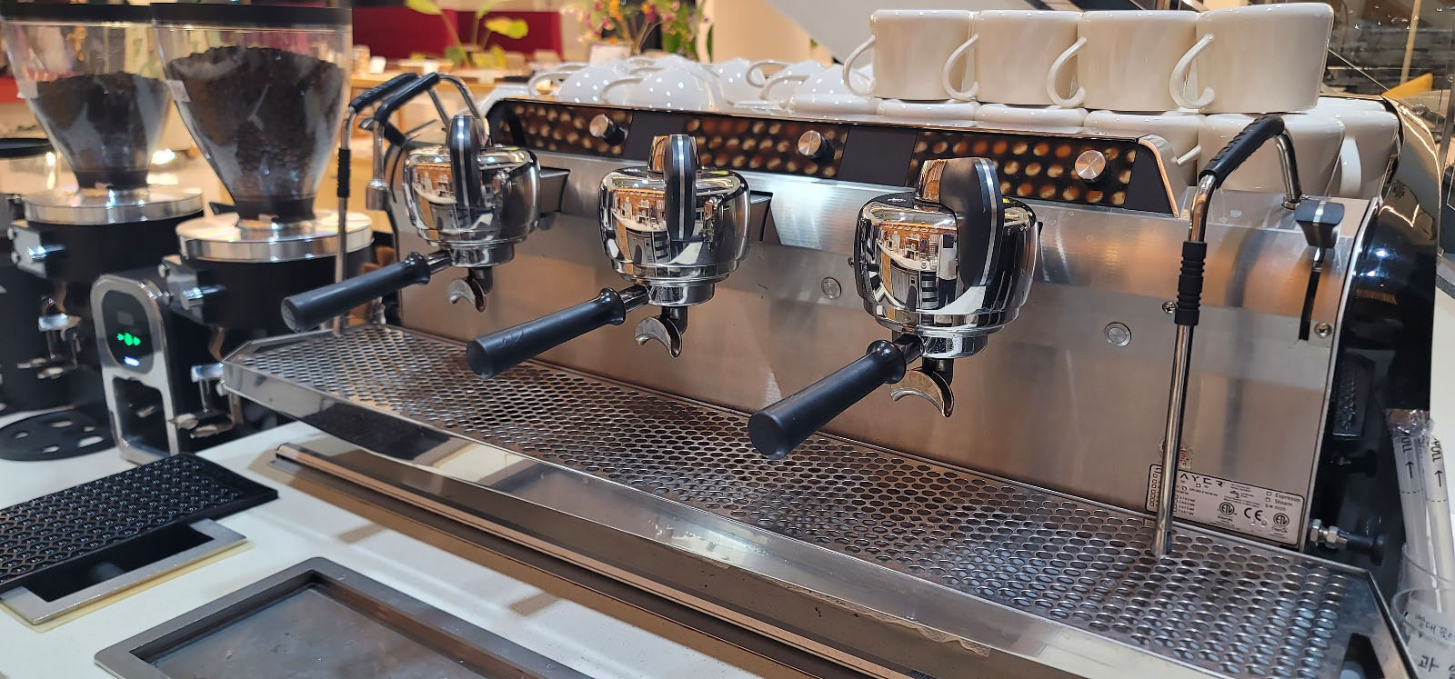 슬레이어 스팀 3그룹 커피머신,말코닉 e80 그라인더 2대,콤팍 자동템핑기1대