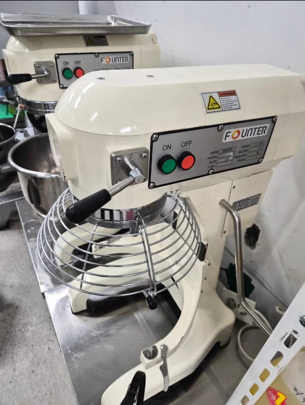 FOUNTER 브랜드의 20L급 업소용 반죽기(스탠드 믹서)