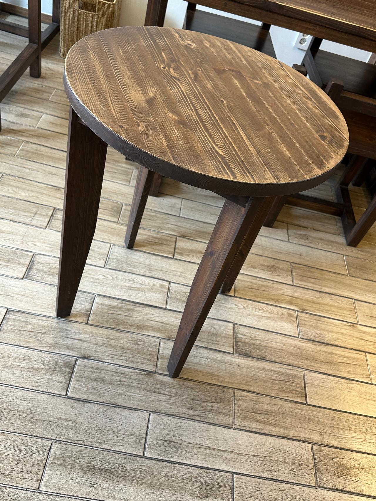 소년과나무 원형테이블