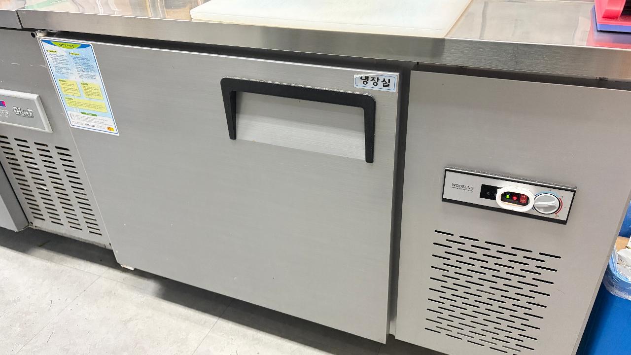 우성 토핑냉장고1200(2단선반바트포함) 3