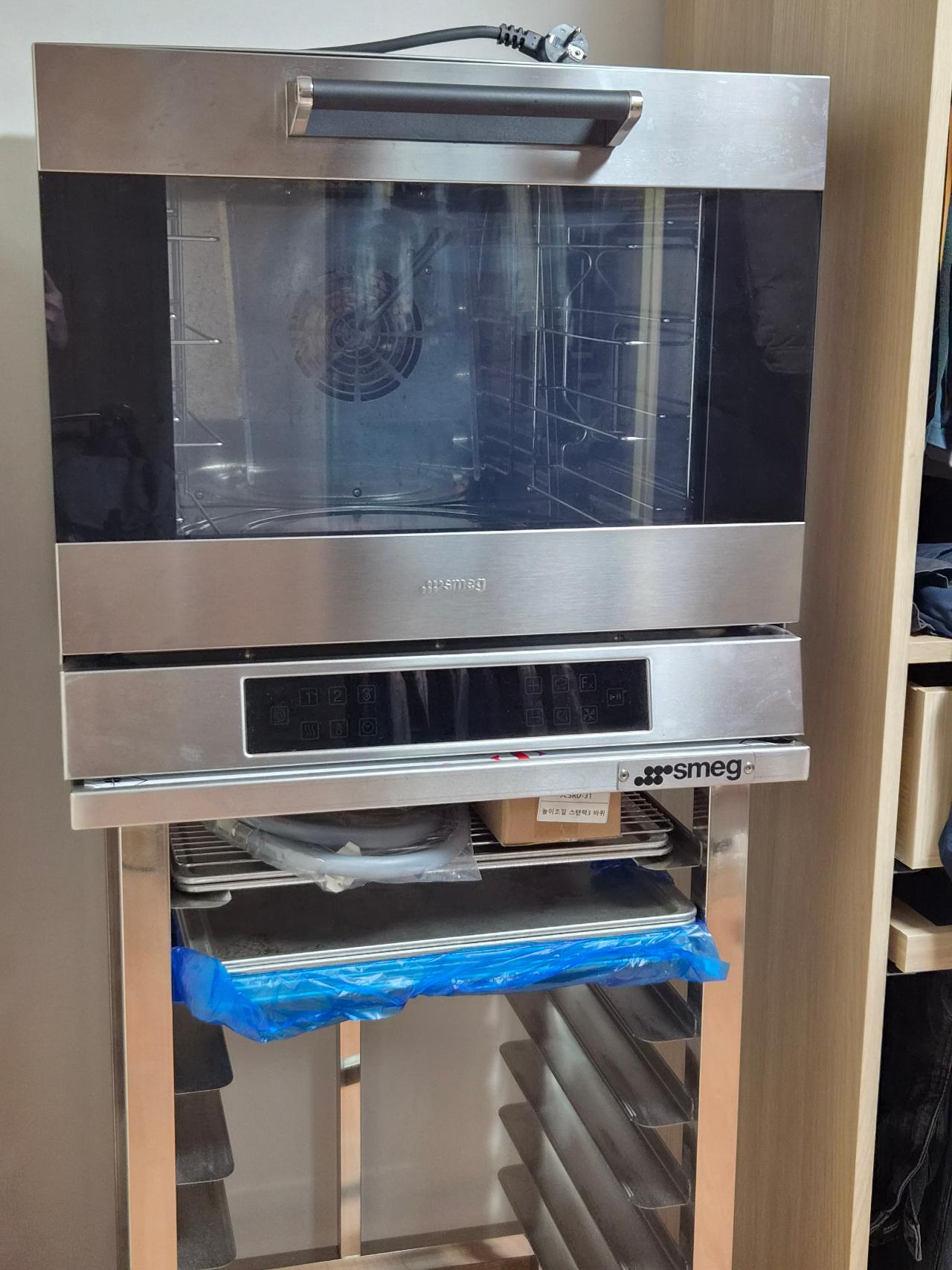 스메그 올인원 터치 오븐 ALFA43XE1HDSK(랙 포함) 1