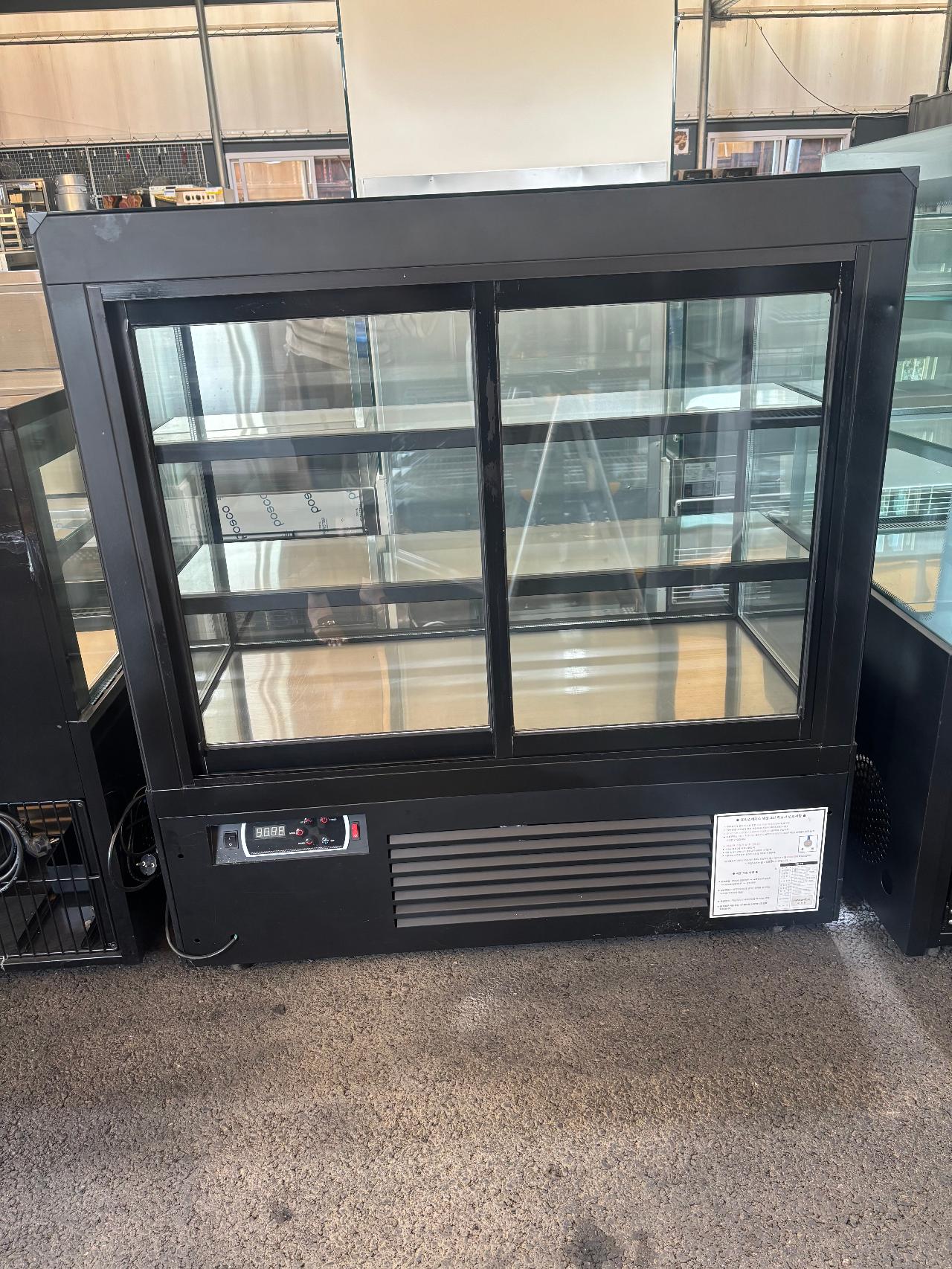블랙 쇼케이스 1200 2